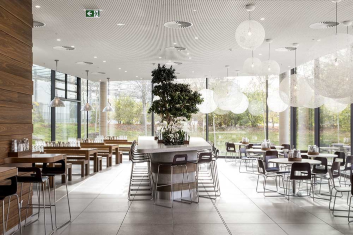 Blick ins Betriebsrestaurant bei Brainlab, München