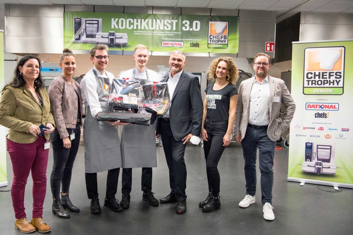 CHEFS TROPHY JUNIOR 2021 – Der Preis der RATIONAL-Publikumsjury fürs beste Hauptgericht holte das Team vom Gasthaus Müller in Barsinghausen