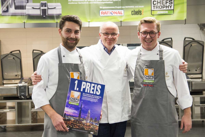 CHEFS TROPHY JUNIOR 2021 – Das Siegerteam mit Küchendirektor Oliver Steffensky