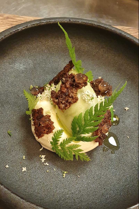 Nordic Cuisine – Skyr-Ganache aus weißer Schokolade mit geröstetem Gersten-Koji und Miso